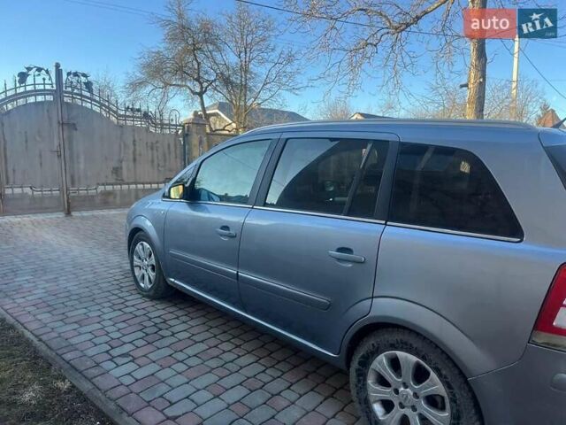 Серый Опель Зафира, объемом двигателя 1.69 л и пробегом 240 тыс. км за 5200 $, фото 1 на Automoto.ua