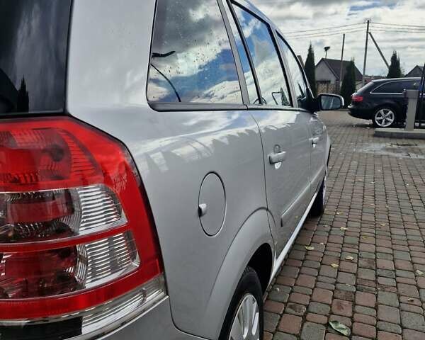Серый Опель Зафира, объемом двигателя 1.6 л и пробегом 239 тыс. км за 5600 $, фото 5 на Automoto.ua