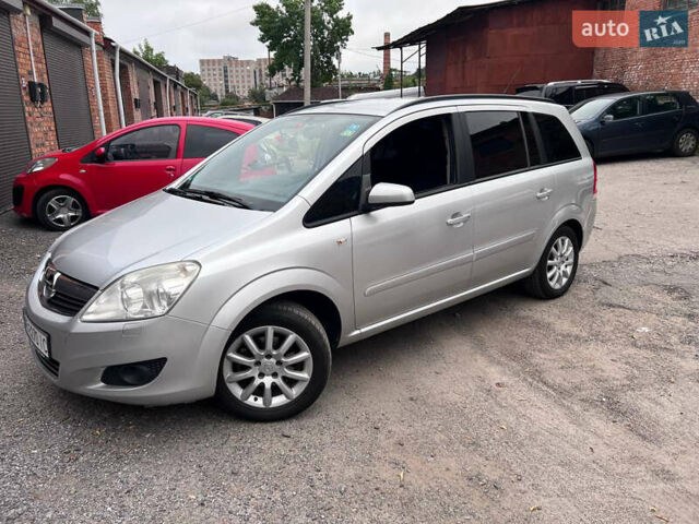 Серый Опель Зафира, объемом двигателя 1.8 л и пробегом 199 тыс. км за 5490 $, фото 1 на Automoto.ua