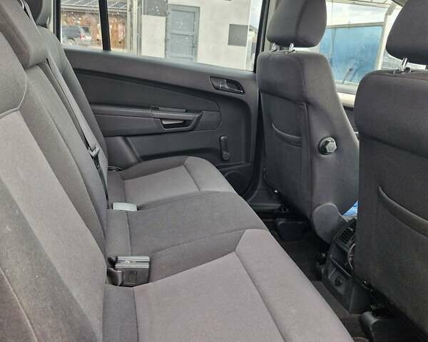 Серый Опель Зафира, объемом двигателя 1.6 л и пробегом 239 тыс. км за 5600 $, фото 1 на Automoto.ua