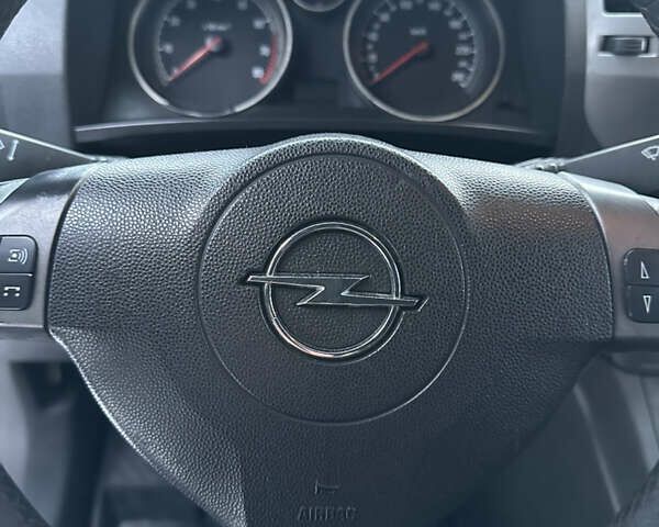 Серый Опель Зафира, объемом двигателя 0 л и пробегом 258 тыс. км за 3999 $, фото 17 на Automoto.ua