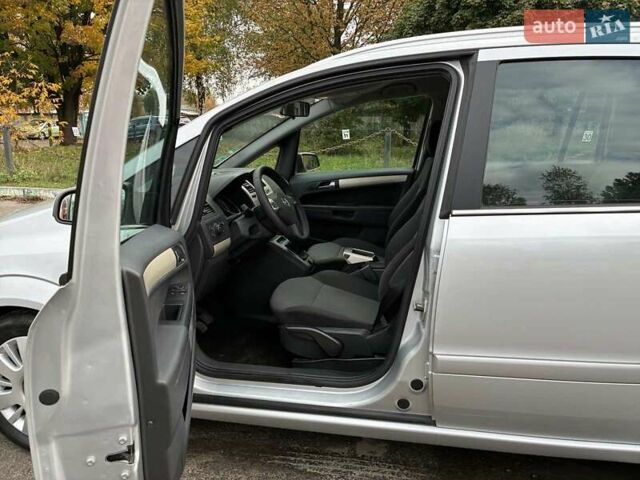 Серый Опель Зафира, объемом двигателя 1.6 л и пробегом 249 тыс. км за 6150 $, фото 9 на Automoto.ua