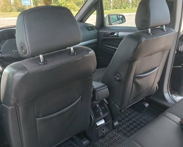 Серый Опель Зафира, объемом двигателя 1.7 л и пробегом 295 тыс. км за 5777 $, фото 4 на Automoto.ua