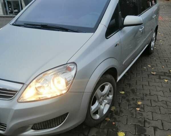 Серый Опель Зафира, объемом двигателя 1.9 л и пробегом 305 тыс. км за 7700 $, фото 2 на Automoto.ua