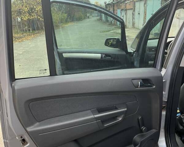 Серый Опель Зафира, объемом двигателя 1.6 л и пробегом 140 тыс. км за 7500 $, фото 14 на Automoto.ua