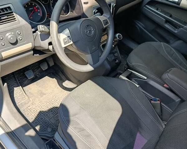 Серый Опель Зафира, объемом двигателя 1.6 л и пробегом 275 тыс. км за 6500 $, фото 7 на Automoto.ua