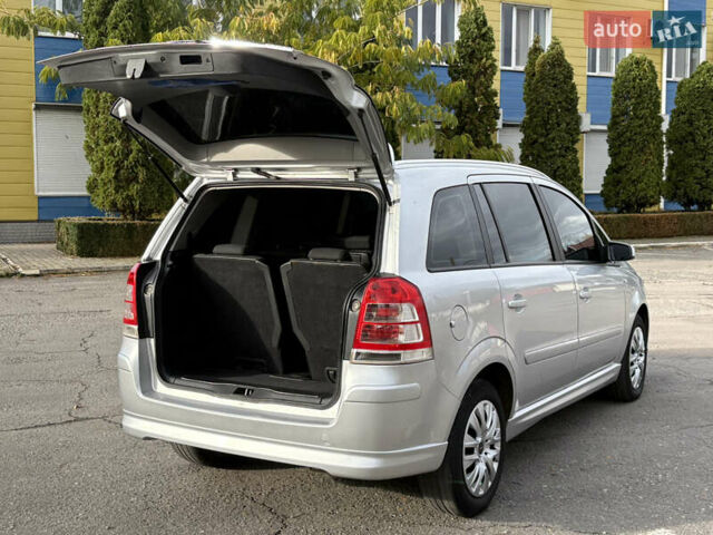 Опель Зафіра 2008 у Кривому Розі на Automoto.ua Сірий Опель Зафіра, об'ємом двигуна 2.2 л та пробігом 194 тис. км за 6499 $, фото 3 на Automoto.ua