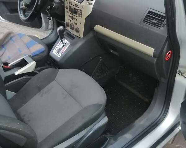 Серый Опель Зафира, объемом двигателя 1.9 л и пробегом 305 тыс. км за 7700 $, фото 6 на Automoto.ua