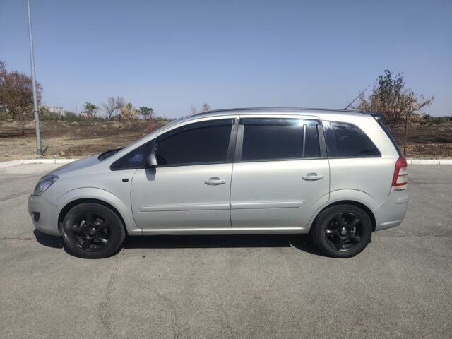 Серый Опель Зафира, объемом двигателя 1.8 л и пробегом 23 тыс. км за 6000 $, фото 2 на Automoto.ua