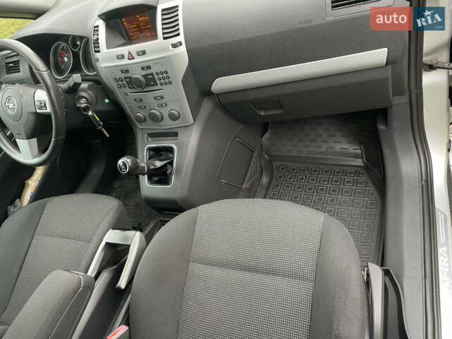 Серый Опель Зафира, объемом двигателя 1.9 л и пробегом 270 тыс. км за 5800 $, фото 16 на Automoto.ua
