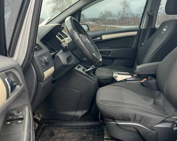 Серый Опель Зафира, объемом двигателя 1.69 л и пробегом 300 тыс. км за 6000 $, фото 10 на Automoto.ua