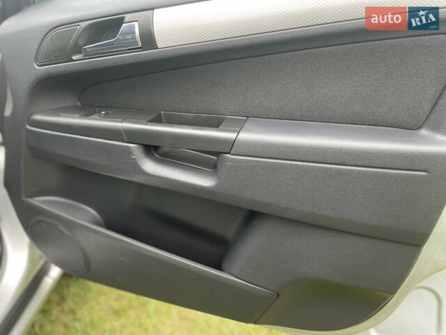 Серый Опель Зафира, объемом двигателя 1.9 л и пробегом 270 тыс. км за 5800 $, фото 17 на Automoto.ua