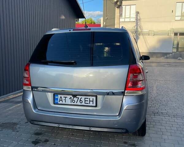 Серый Опель Зафира, объемом двигателя 1.9 л и пробегом 245 тыс. км за 5500 $, фото 4 на Automoto.ua