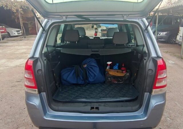 Серый Опель Зафира, объемом двигателя 1.7 л и пробегом 225 тыс. км за 7000 $, фото 4 на Automoto.ua