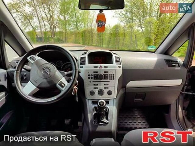Серый Опель Зафира, объемом двигателя 1.6 л и пробегом 204 тыс. км за 7500 $, фото 3 на Automoto.ua