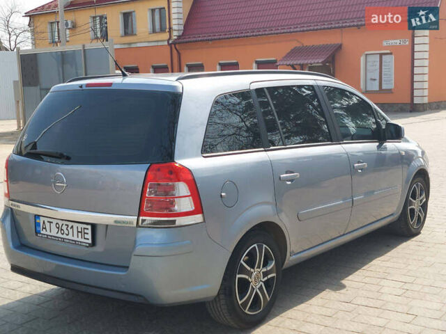 Серый Опель Зафира, объемом двигателя 1.7 л и пробегом 256 тыс. км за 6000 $, фото 1 на Automoto.ua