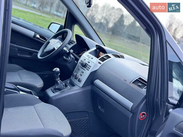 Серый Опель Зафира, объемом двигателя 1.6 л и пробегом 181 тыс. км за 6500 $, фото 69 на Automoto.ua