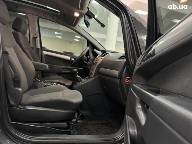 Серый Опель Зафира, объемом двигателя 1.7 л и пробегом 250 тыс. км за 6500 $, фото 5 на Automoto.ua