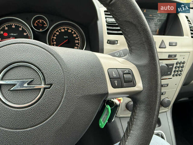 Серый Опель Зафира, объемом двигателя 1.6 л и пробегом 290 тыс. км за 5750 $, фото 21 на Automoto.ua