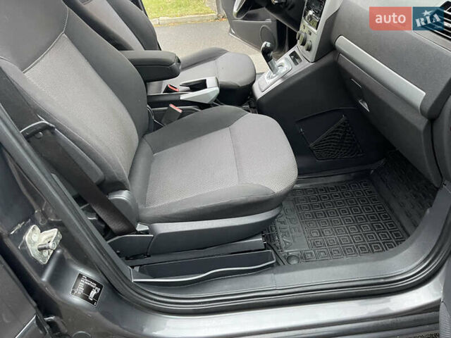 Серый Опель Зафира, объемом двигателя 1.8 л и пробегом 176 тыс. км за 5600 $, фото 36 на Automoto.ua