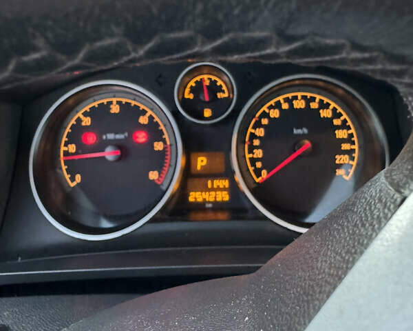 Серый Опель Зафира, объемом двигателя 1.9 л и пробегом 254 тыс. км за 7700 $, фото 34 на Automoto.ua