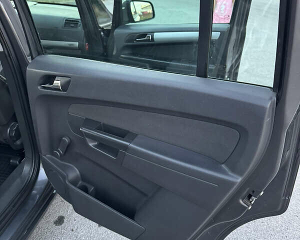 Серый Опель Зафира, объемом двигателя 1.9 л и пробегом 254 тыс. км за 7700 $, фото 30 на Automoto.ua