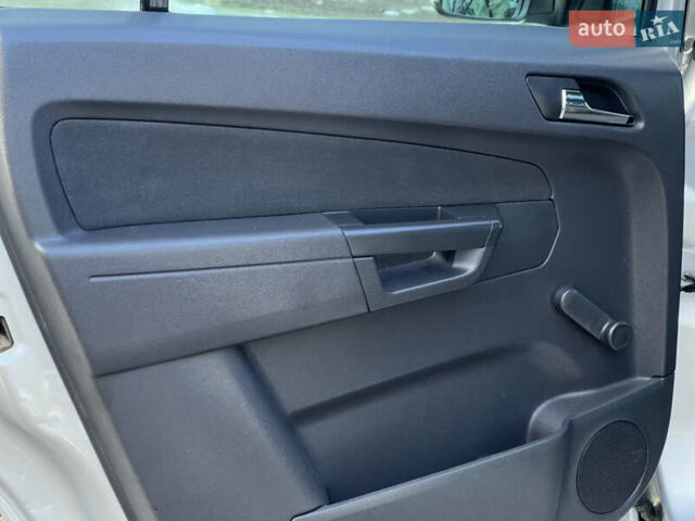 Серый Опель Зафира, объемом двигателя 1.69 л и пробегом 290 тыс. км за 6250 $, фото 51 на Automoto.ua