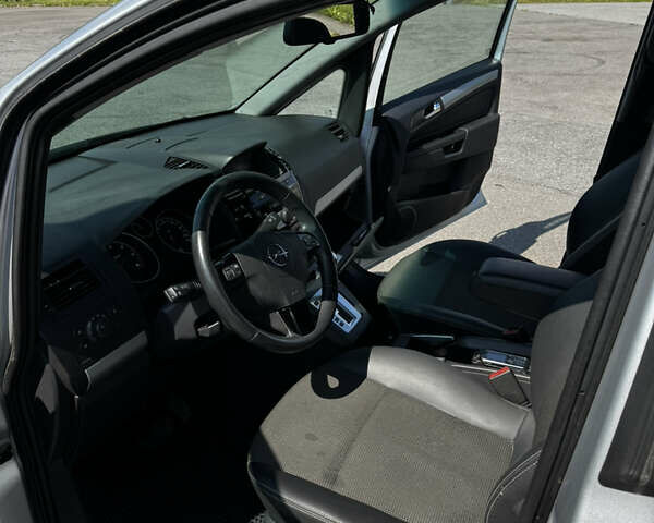 Серый Опель Зафира, объемом двигателя 1.91 л и пробегом 220 тыс. км за 8000 $, фото 7 на Automoto.ua