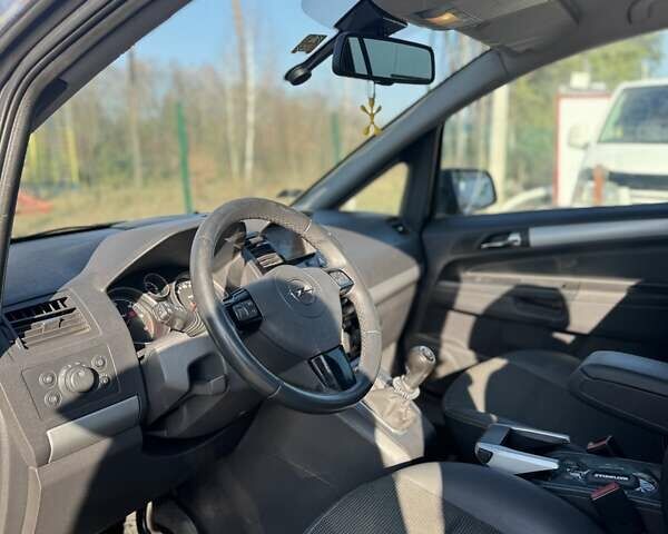 Серый Опель Зафира, объемом двигателя 1.69 л и пробегом 271 тыс. км за 7000 $, фото 3 на Automoto.ua