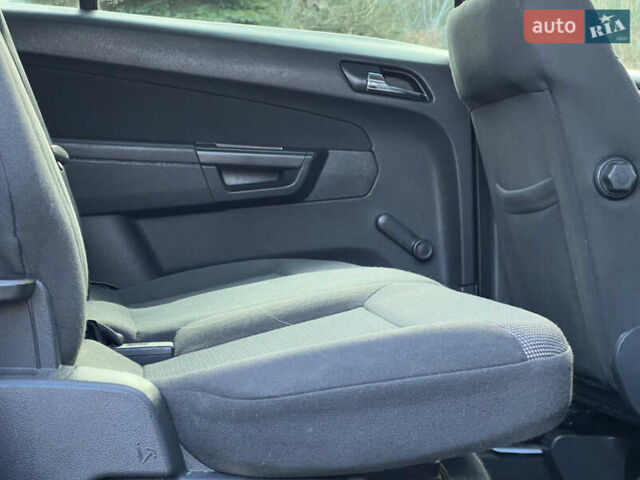 Серый Опель Зафира, объемом двигателя 1.69 л и пробегом 290 тыс. км за 6250 $, фото 66 на Automoto.ua