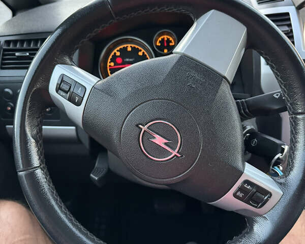 Серый Опель Зафира, объемом двигателя 1.9 л и пробегом 254 тыс. км за 7700 $, фото 39 на Automoto.ua