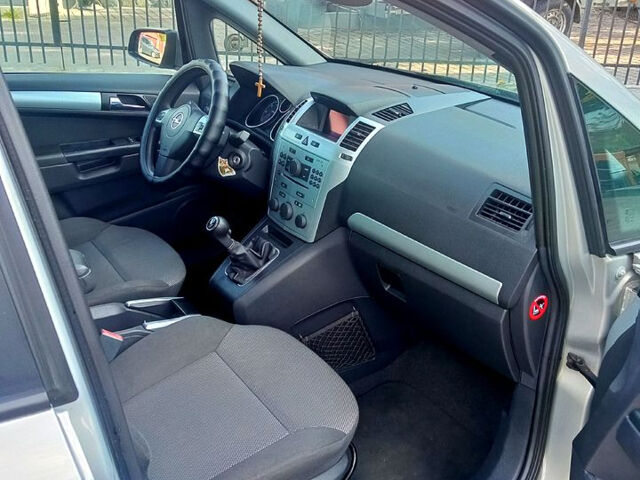 Серый Опель Зафира, объемом двигателя 1.7 л и пробегом 246 тыс. км за 6650 $, фото 2 на Automoto.ua