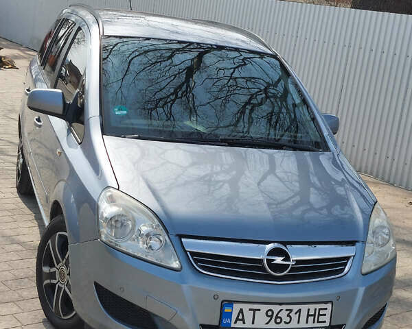 Серый Опель Зафира, объемом двигателя 1.7 л и пробегом 256 тыс. км за 6000 $, фото 5 на Automoto.ua