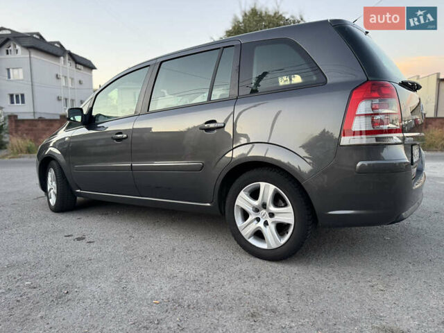Серый Опель Зафира, объемом двигателя 1.9 л и пробегом 254 тыс. км за 7700 $, фото 4 на Automoto.ua