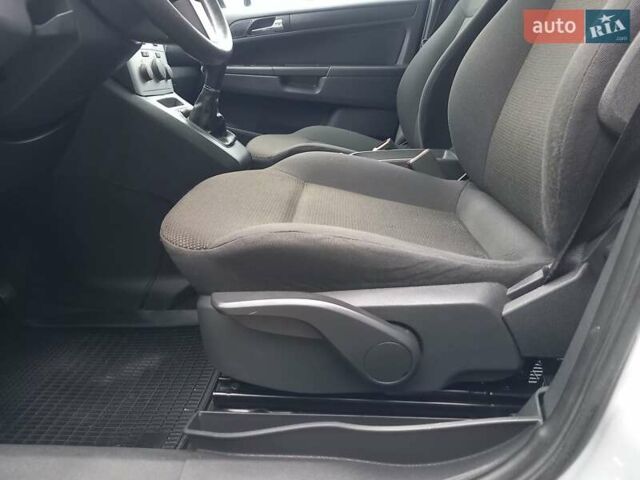 Серый Опель Зафира, объемом двигателя 1.6 л и пробегом 229 тыс. км за 6800 $, фото 6 на Automoto.ua