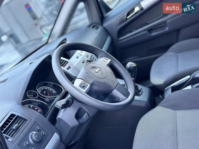 Серый Опель Зафира, объемом двигателя 1.6 л и пробегом 181 тыс. км за 6500 $, фото 38 на Automoto.ua