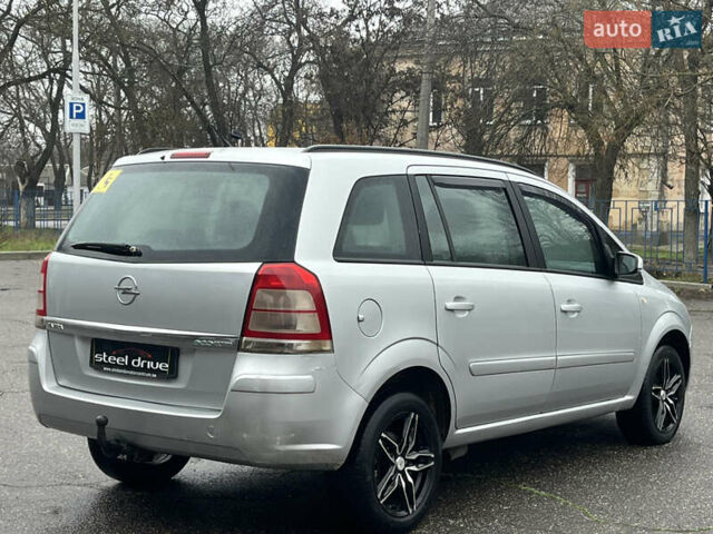 Серый Опель Зафира, объемом двигателя 1.6 л и пробегом 242 тыс. км за 6599 $, фото 3 на Automoto.ua