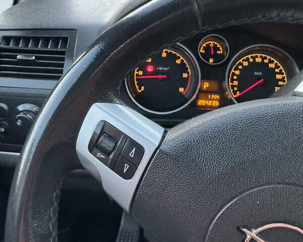 Серый Опель Зафира, объемом двигателя 1.9 л и пробегом 254 тыс. км за 7700 $, фото 38 на Automoto.ua