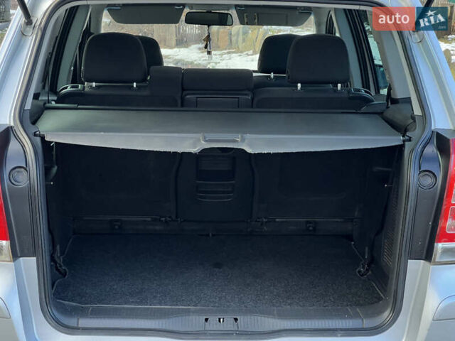 Серый Опель Зафира, объемом двигателя 1.69 л и пробегом 290 тыс. км за 6250 $, фото 68 на Automoto.ua