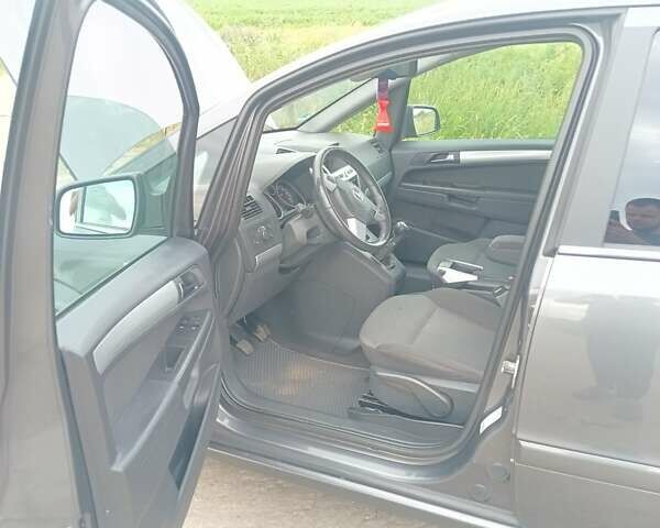 Серый Опель Зафира, объемом двигателя 1.9 л и пробегом 256 тыс. км за 7800 $, фото 5 на Automoto.ua