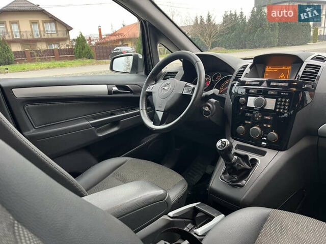 Серый Опель Зафира, объемом двигателя 1.7 л и пробегом 222 тыс. км за 6600 $, фото 2 на Automoto.ua