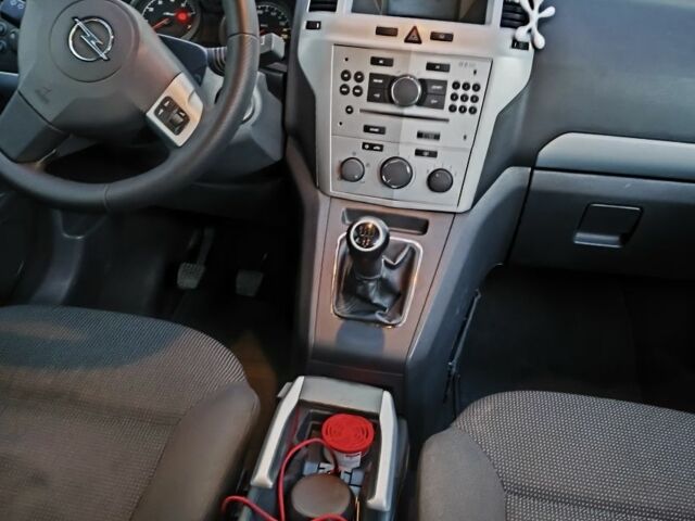 Серый Опель Зафира, объемом двигателя 1.6 л и пробегом 170 тыс. км за 6300 $, фото 2 на Automoto.ua