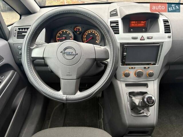 Серый Опель Зафира, объемом двигателя 1.8 л и пробегом 146 тыс. км за 8300 $, фото 10 на Automoto.ua