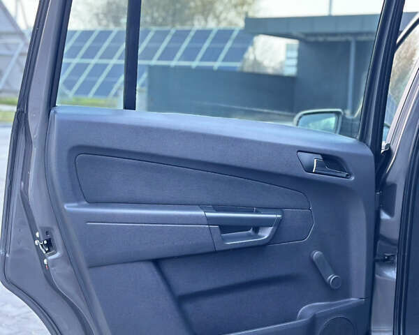 Серый Опель Зафира, объемом двигателя 1.6 л и пробегом 181 тыс. км за 6500 $, фото 52 на Automoto.ua