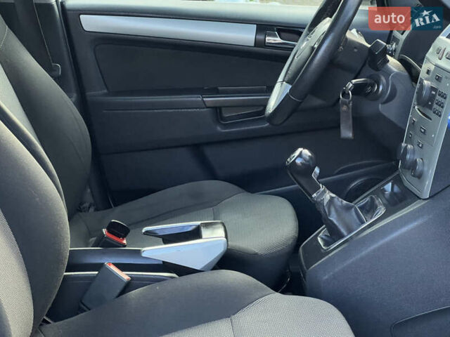 Серый Опель Зафира, объемом двигателя 1.69 л и пробегом 290 тыс. км за 6250 $, фото 43 на Automoto.ua