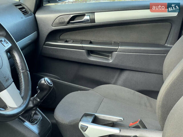 Серый Опель Зафира, объемом двигателя 1.69 л и пробегом 290 тыс. км за 6250 $, фото 33 на Automoto.ua