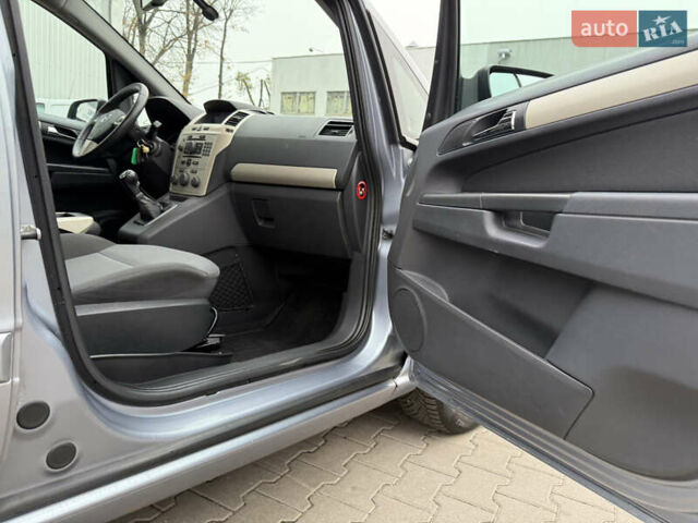 Серый Опель Зафира, объемом двигателя 1.6 л и пробегом 290 тыс. км за 5750 $, фото 46 на Automoto.ua