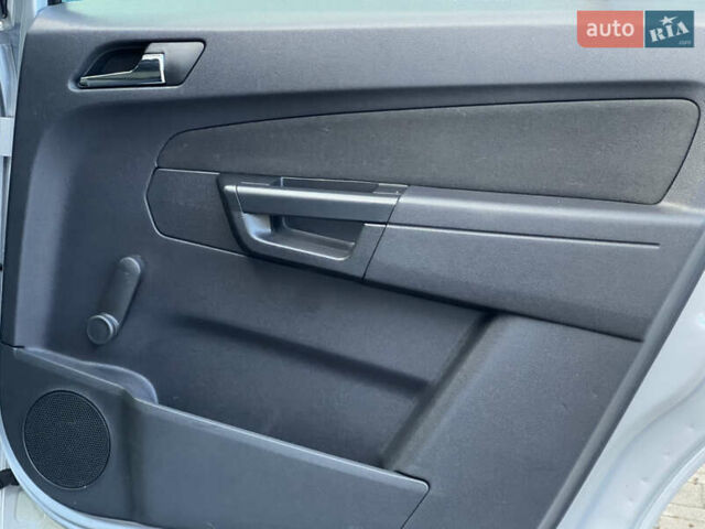 Серый Опель Зафира, объемом двигателя 1.69 л и пробегом 290 тыс. км за 6250 $, фото 61 на Automoto.ua