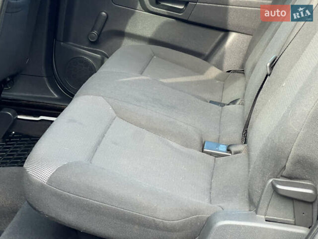 Серый Опель Зафира, объемом двигателя 1.69 л и пробегом 290 тыс. км за 6250 $, фото 56 на Automoto.ua