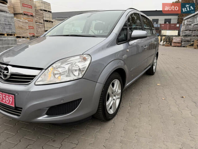 Серый Опель Зафира, объемом двигателя 1.6 л и пробегом 290 тыс. км за 5750 $, фото 2 на Automoto.ua